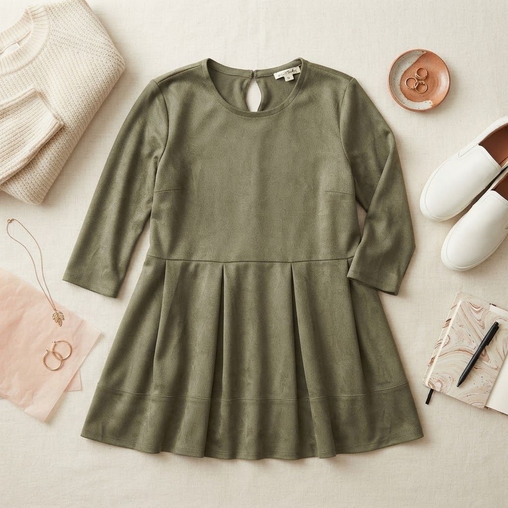 Simply Noelle Olive Green Faux Suede Pleated Mini Dress S/M 3/4 Sleeve Keyhole
